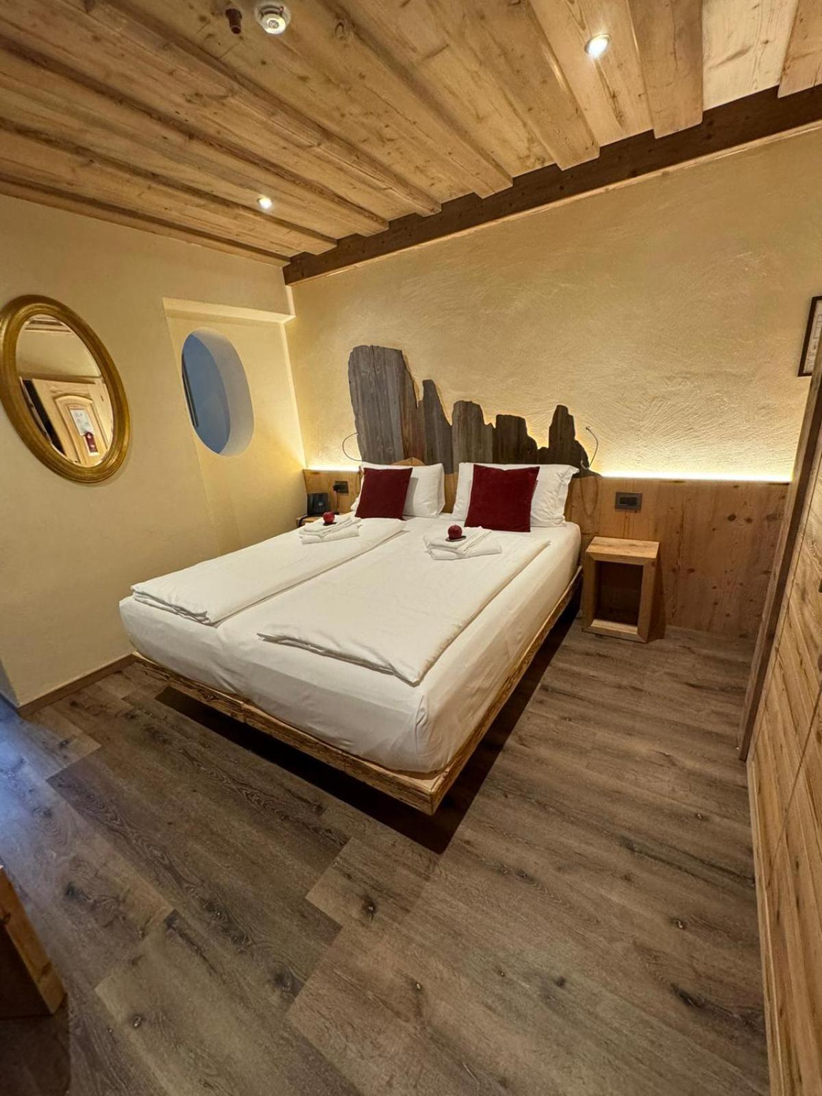 Hotel Ciasa Lorenzi Cortina dʼAmpezzo Kültér fotó