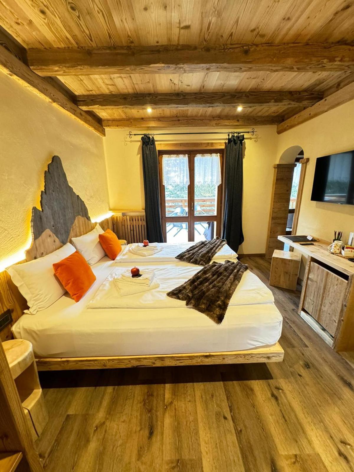 Hotel Ciasa Lorenzi Cortina dʼAmpezzo Kültér fotó