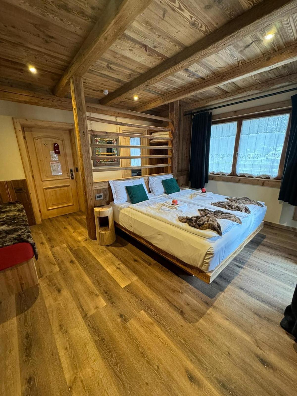 Hotel Ciasa Lorenzi Cortina dʼAmpezzo Kültér fotó