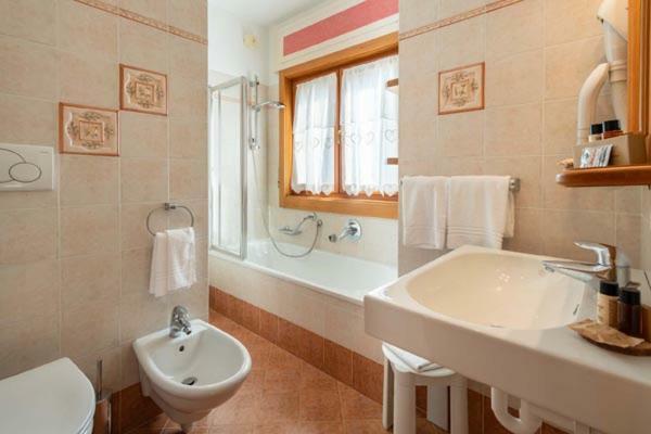 Hotel Ciasa Lorenzi Cortina dʼAmpezzo Kültér fotó